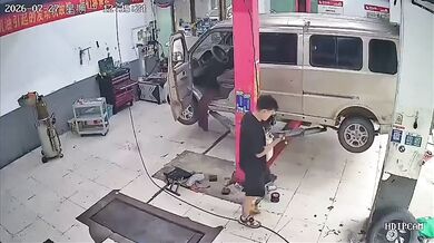 Nepozorný mechanik v Číně: Auto nabouralo do zdi garáže poté, co ho spustil se zapnutým motorem