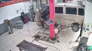 Nepozorný mechanik v Číně: Auto nabouralo do zdi garáže poté, co ho spustil se zapnutým motorem