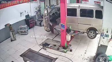 Nepozorný mechanik v Číně: Auto nabouralo do zdi garáže poté, co ho spustil se zapnutým motorem