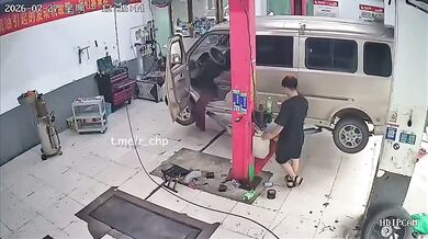 Nepozorný mechanik v Číně: Auto nabouralo do zdi garáže poté, co ho spustil se zapnutým motorem