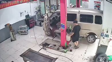 Nepozorný mechanik v Číně: Auto nabouralo do zdi garáže poté, co ho spustil se zapnutým motorem