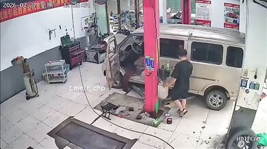 Nepozorný mechanik v Číně: Auto nabouralo do zdi garáže poté, co ho spustil se zapnutým motorem