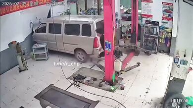 Nepozorný mechanik v Číně: Auto nabouralo do zdi garáže poté, co ho spustil se zapnutým motorem