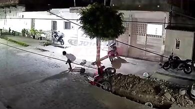 Pádem do výkopu k nezranění: Mladý motorkář v Brazílii vyvázl z nebezpečné nehody bez jediného škrábance