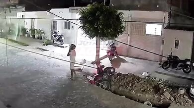 Pádem do výkopu k nezranění: Mladý motorkář v Brazílii vyvázl z nebezpečné nehody bez jediného škrábance