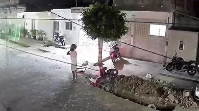 Pádem do výkopu k nezranění: Mladý motorkář v Brazílii vyvázl z nebezpečné nehody bez jediného škrábance