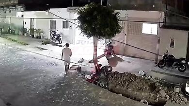 Pádem do výkopu k nezranění: Mladý motorkář v Brazílii vyvázl z nebezpečné nehody bez jediného škrábance
