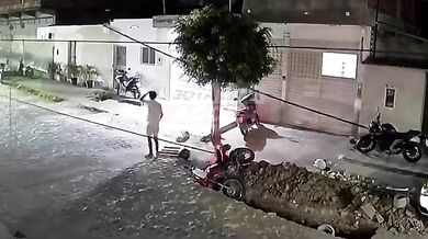 Pádem do výkopu k nezranění: Mladý motorkář v Brazílii vyvázl z nebezpečné nehody bez jediného škrábance