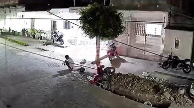 Pádem do výkopu k nezranění: Mladý motorkář v Brazílii vyvázl z nebezpečné nehody bez jediného škrábance