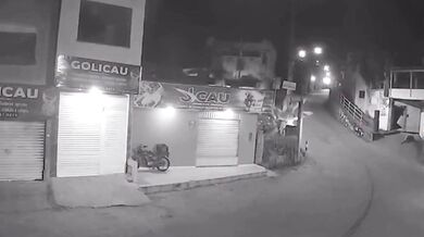 Tragický útek před policií v Brazílii: Mladík na motorce zemřel po nárazu do vrat garáže