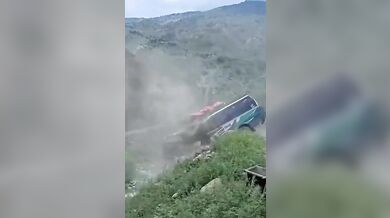 Obrovský balvan se zřítil z horského svahu na autobus