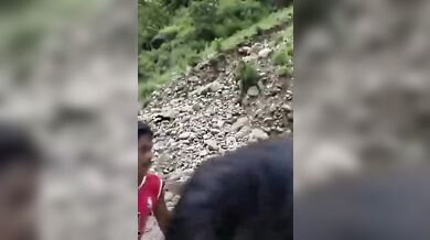 Obrovský balvan se zřítil z horského svahu na autobus