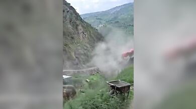 Obrovský balvan se zřítil z horského svahu na autobus