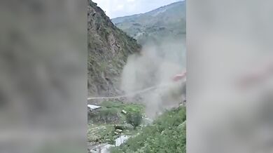Obrovský balvan se zřítil z horského svahu na autobus