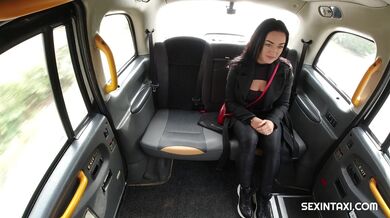 Sex v taxíku s černovlasou holkou Zuzu Sweet