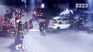 Tragická srážka motorkářů s autem: Jeden člověk zemřel a další se při nehodě zranili