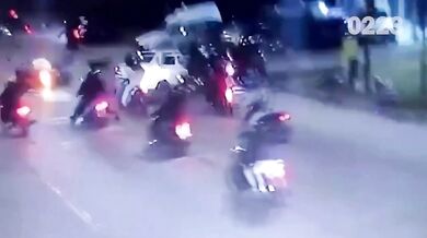 Tragická srážka motorkářů s autem: Jeden člověk zemřel a další se při nehodě zranili