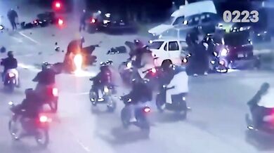Tragická srážka motorkářů s autem: Jeden člověk zemřel a další se při nehodě zranili