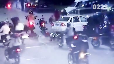 Tragická srážka motorkářů s autem: Jeden člověk zemřel a další se při nehodě zranili