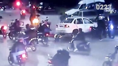 Tragická srážka motorkářů s autem: Jeden člověk zemřel a další se při nehodě zranili