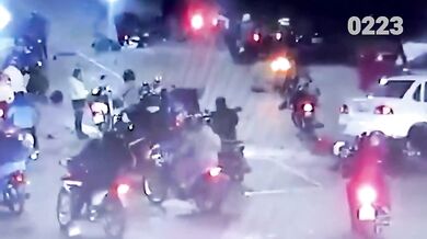 Tragická srážka motorkářů s autem: Jeden člověk zemřel a další se při nehodě zranili