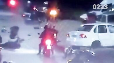 Tragická srážka motorkářů s autem: Jeden člověk zemřel a další se při nehodě zranili