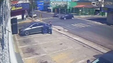 Osobní vůz po srážce vjel přímo do prodejny aut