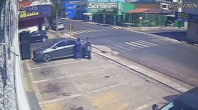 Osobní vůz po srážce vjel přímo do prodejny aut