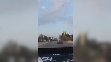 Úmyslné sražení motorkáře v Libanonu: Řidič luxusního auta vytlačil motocykl ve vysoké rychlosti a ujel