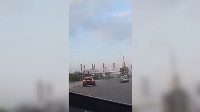 Úmyslné sražení motorkáře v Libanonu: Řidič luxusního auta vytlačil motocykl ve vysoké rychlosti a ujel
