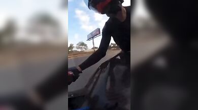 Úmyslné sražení motorkáře v Libanonu: Řidič luxusního auta vytlačil motocykl ve vysoké rychlosti a ujel