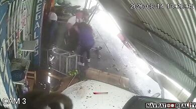 Smrtelná nehoda v Ciudad Quetzal: Auto vjelo do obchodů, zabilo ženu a čtyři lidi zranilo
