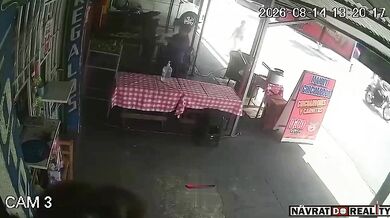 Smrtelná nehoda v Ciudad Quetzal: Auto vjelo do obchodů, zabilo ženu a čtyři lidi zranilo