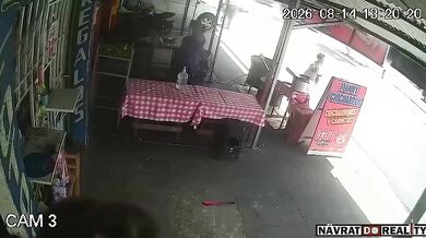 Smrtelná nehoda v Ciudad Quetzal: Auto vjelo do obchodů, zabilo ženu a čtyři lidi zranilo