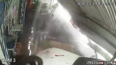 Smrtelná nehoda v Ciudad Quetzal: Auto vjelo do obchodů, zabilo ženu a čtyři lidi zranilo