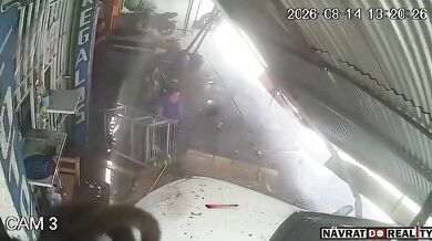 Smrtelná nehoda v Ciudad Quetzal: Auto vjelo do obchodů, zabilo ženu a čtyři lidi zranilo