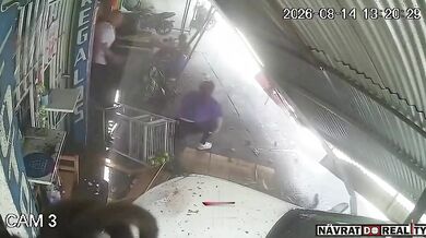 Smrtelná nehoda v Ciudad Quetzal: Auto vjelo do obchodů, zabilo ženu a čtyři lidi zranilo