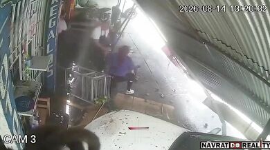 Smrtelná nehoda v Ciudad Quetzal: Auto vjelo do obchodů, zabilo ženu a čtyři lidi zranilo