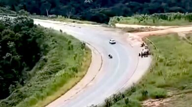 Nebezpečný smyk na písku v Brazílii: Motorkář těsně unikl srážce s nákladním autem
