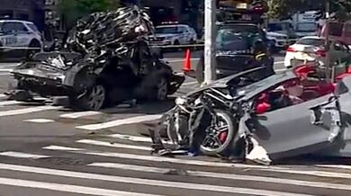 Divoká nehoda v New Yorku: Rychle jedoucí Corvette se srazila s Mercedesem, vyhozený chodec i cestující skončili v nemocnici