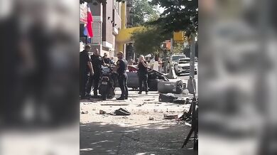 Divoká nehoda v New Yorku: Rychle jedoucí Corvette se srazila s Mercedesem, vyhozený chodec i cestující skončili v nemocnici