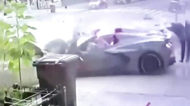 Divoká nehoda v New Yorku: Rychle jedoucí Corvette se srazila s Mercedesem, vyhozený chodec i cestující skončili v nemocnici