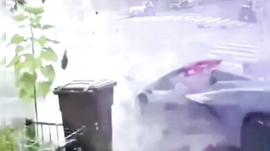 Divoká nehoda v New Yorku: Rychle jedoucí Corvette se srazila s Mercedesem, vyhozený chodec i cestující skončili v nemocnici