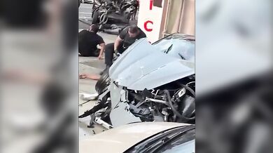 Divoká nehoda v New Yorku: Rychle jedoucí Corvette se srazila s Mercedesem, vyhozený chodec i cestující skončili v nemocnici