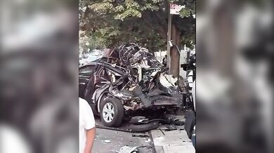 Divoká nehoda v New Yorku: Rychle jedoucí Corvette se srazila s Mercedesem, vyhozený chodec i cestující skončili v nemocnici