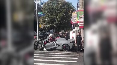 Divoká nehoda v New Yorku: Rychle jedoucí Corvette se srazila s Mercedesem, vyhozený chodec i cestující skončili v nemocnici