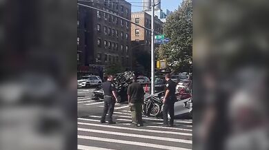 Divoká nehoda v New Yorku: Rychle jedoucí Corvette se srazila s Mercedesem, vyhozený chodec i cestující skončili v nemocnici