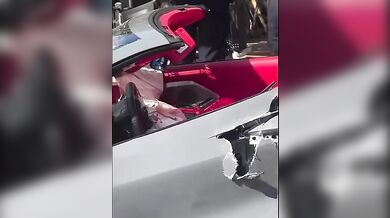 Divoká nehoda v New Yorku: Rychle jedoucí Corvette se srazila s Mercedesem, vyhozený chodec i cestující skončili v nemocnici