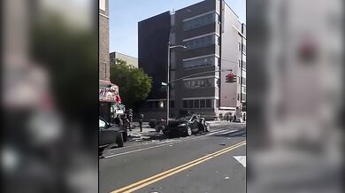 Divoká nehoda v New Yorku: Rychle jedoucí Corvette se srazila s Mercedesem, vyhozený chodec i cestující skončili v nemocnici