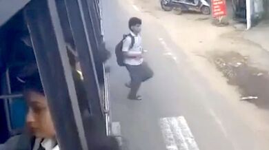 Nebezpečné vystupování z autobusu za jízdy